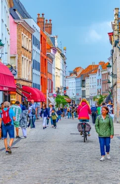 Rue commerçante, avec des commerces de proximité