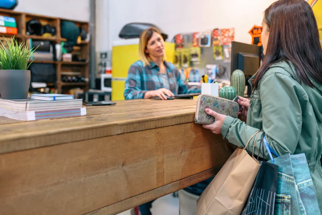 Une cliente à la caisse d'un commerce proximité