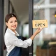 Une nouvelle commerçante ouvre son magasin