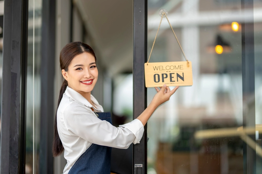 Une nouvelle commerçante ouvre son magasin