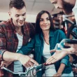 Clients dans un magasin de vélo