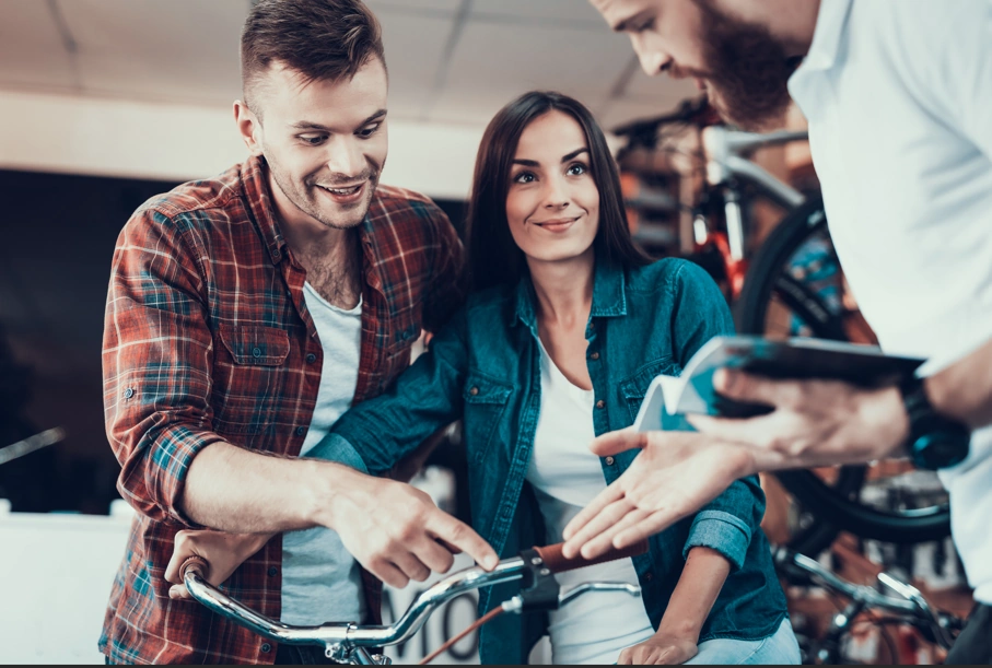 Clients dans un magasin de vélo