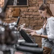 Commerçante de proximité sur sa caisse enregistreuse